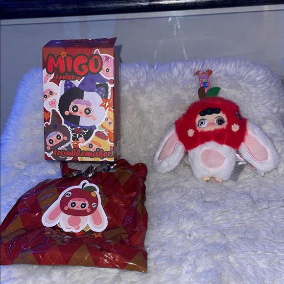 Migo troublemaker bad apple plush pendent with I think social eyes red and white - Picture 4 of 10